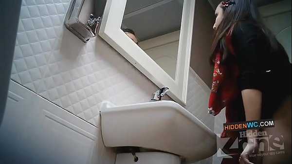 Πλάνα από κρυφή κάμερα στην τουαλέτα γυναικών (1)