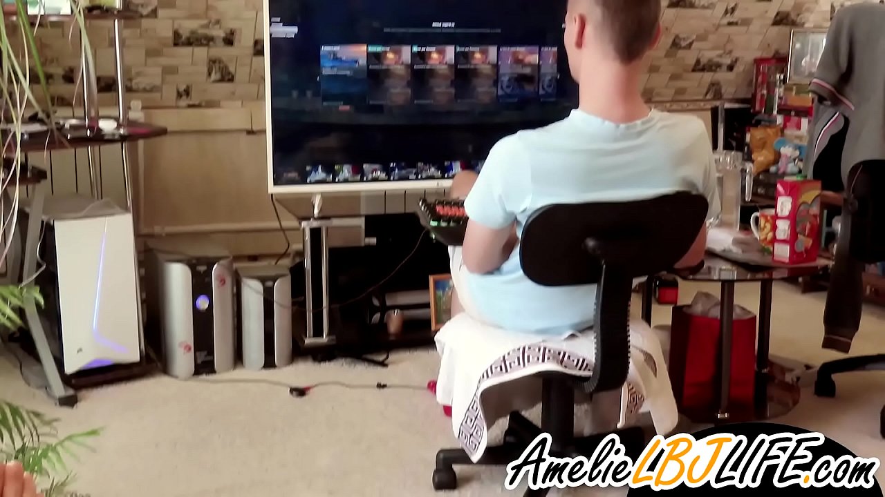 Κορίτσι αυνανίζεται με σεξουαλικό παιχνίδι για να παίξει ο φίλος της παιχνίδια στον υπολογιστή