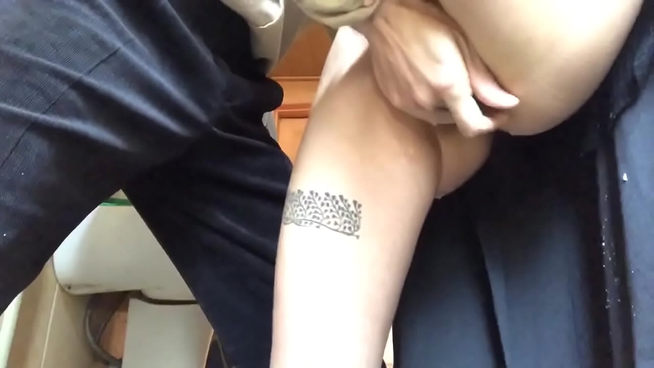 Πιτσιλιά στην τουαλέτα του σχολείου, ένας πραγματικός αφρώδης οργασμός - ο δάσκαλός μου έκανε ό,τι καλύτερο μπορούσε