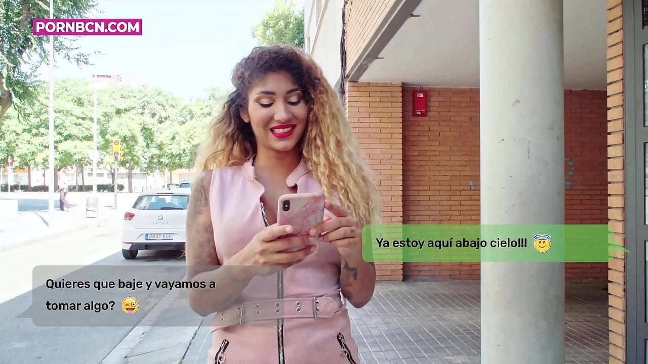 Άπιστη σύζυγος έτοιμη να γαμήσει σκληρά τον νεαρό εραστή της ενώ ο σύζυγός της εργάζεται. Λατίνα με βυζιά και μεγάλο κώλο. Αφροδίτη Αφροδίτη.