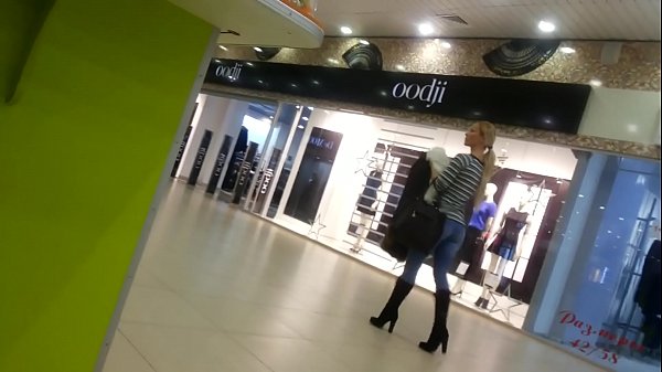 Ωραία γκόμενα στο σούπερ μάρκετ.